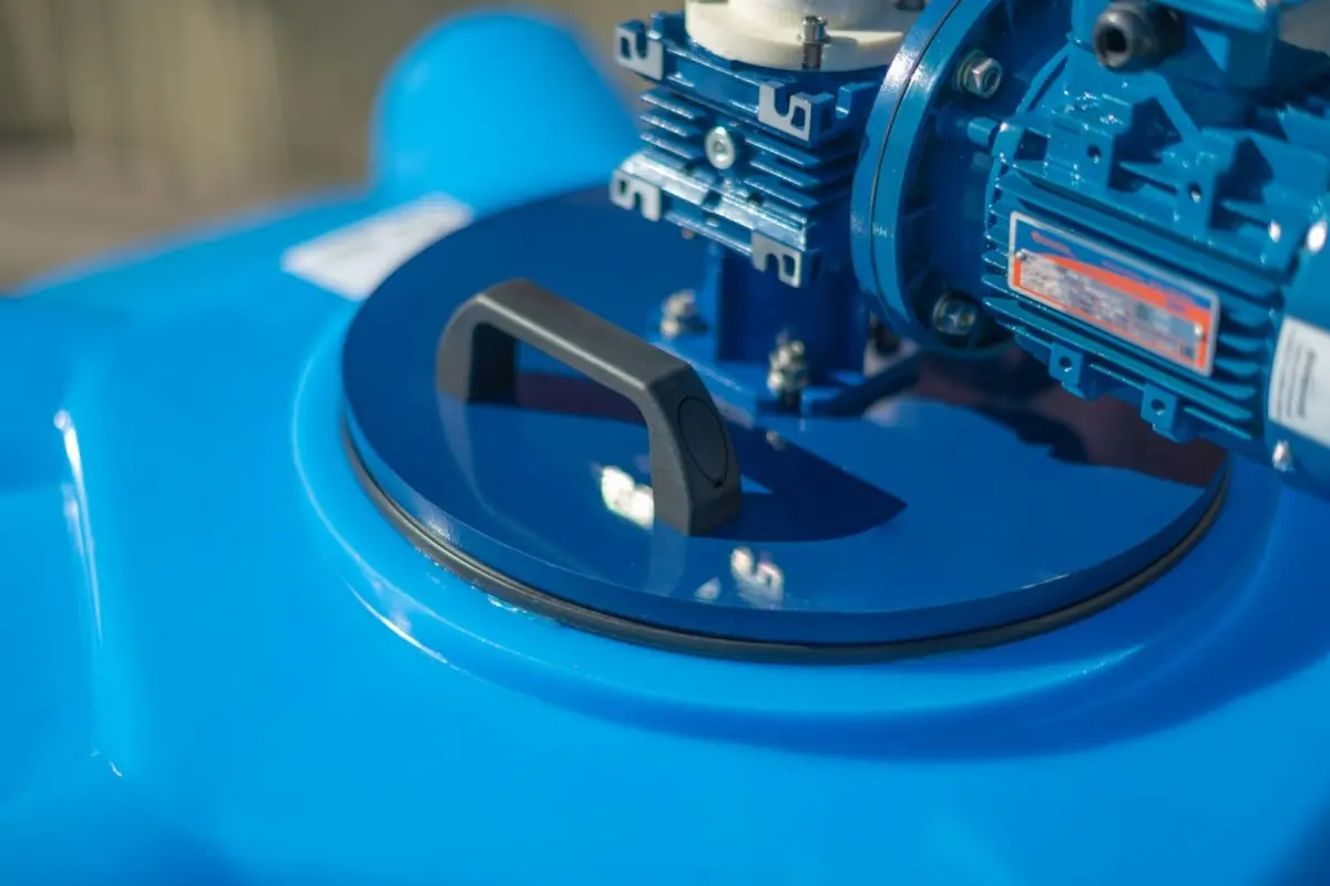 Емкость ЭВЛ 1000л с лопастной мешалкой 