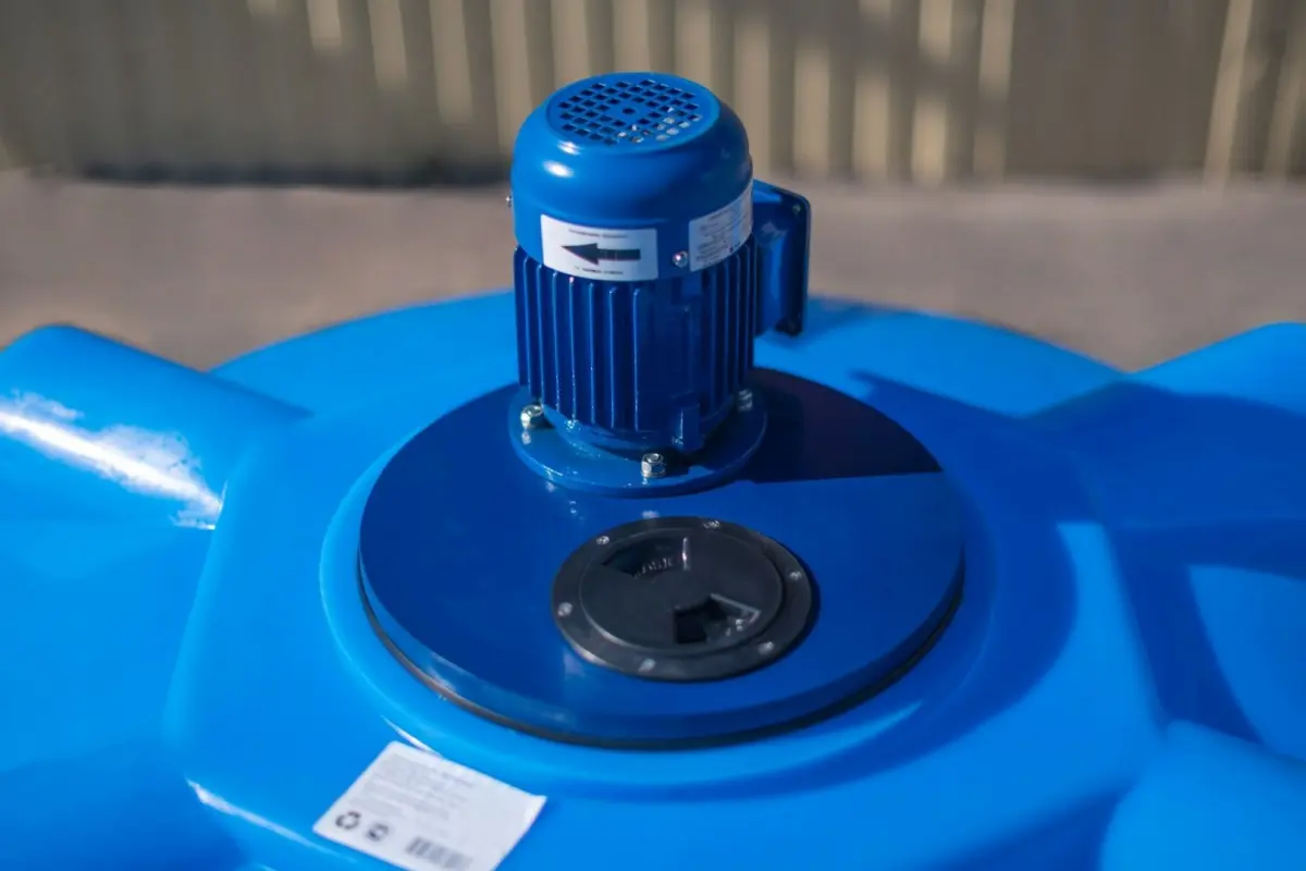 Емкость ЭВЛ 1000л с турбинной мешалкой 