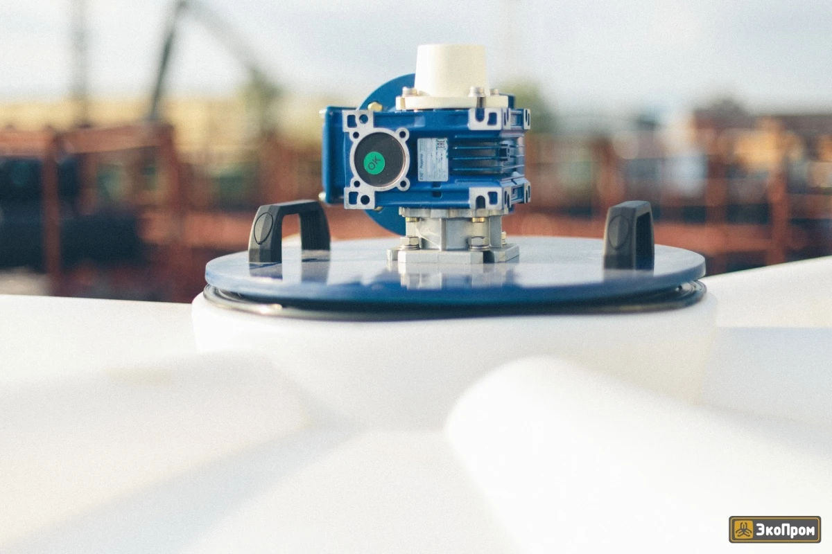 Емкость ЦКТ 5000 с патрубком 110 с лопастной Ж-Ж мешалкой в обрешетке с лестницей